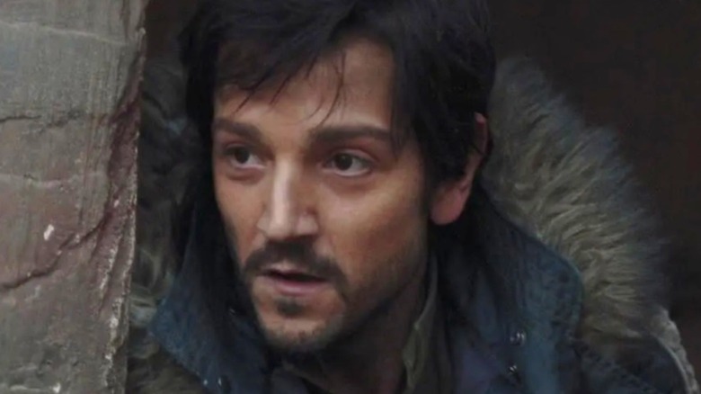 Rouge One Diego Luna armed and ready for battle