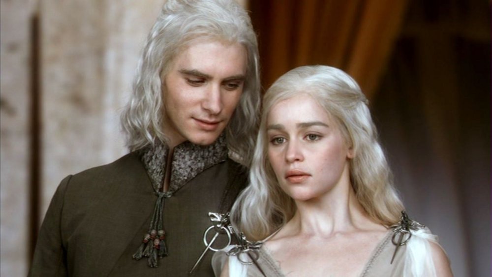 Harry Lloyd as Viserys Targaryen and Emilia Clarke as Daenerys Targaryen in Game of Thrones